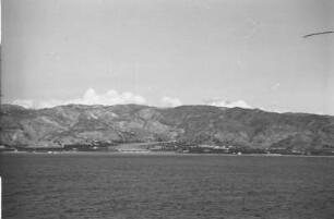 Trockenflussmündung bei Kap dell'Armi : Blick auf die Küstenlandschaft bei Kap dell´Armi mit einer Stadt und Flussmündung