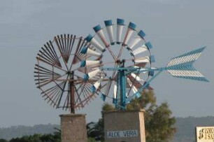 Zwei alte Windräder nahe Palma