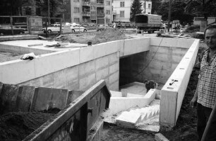 Bau einer Fußgängerunterführung unter der Kriegsstraße in Höhe der Hirschstraße.