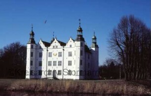 Schloss Ahrensburg: Ansicht von Süden: Südfassade mit angrenzenden Türmen: an mittlerem Giebelhaus Sonnenuhr: Gartenportal, Gartenbrücke über inneren Schlossgraben: rechts Lindenreihe: im Vordergrund äußerer Schlossgraben
