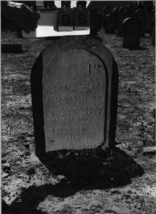 Grabstein 98 (Index: 99798134) Material: Sandstein, rot Zustand: gut Maße HxBxT: 62x44x8 cm Beschreibung: Stele, Rundbogenabschluß: Grabstein 98