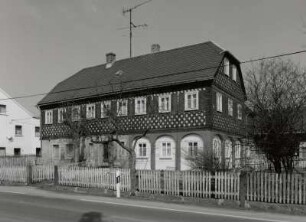 Neusalza-Spremberg, Umgebindehaus : Neusalza-Spremberg. Wohnhaus (wohl um 1800, Umgebindehaus), Bautzner Straße 60. Straßenansicht