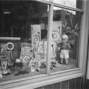 Schaufenster eines Spielzeuggeschäftes (Serie "Spielzeug")