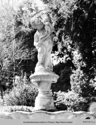 Brunnen mit einem Putto, der ein Füllhorn hält - Brunnen: Putto mit Füllhorn