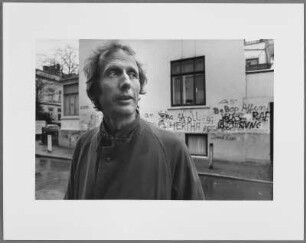 Olaf Dinné vor einem Haus mit Graffiti, Bremen
