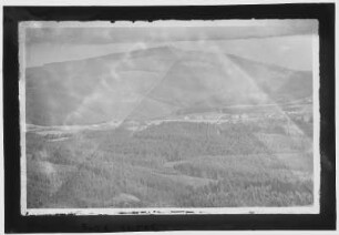 Auersberg. Blick vom Hundshübel auf Eibenstock und den Auersberg