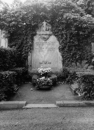 Emmy Merck, Dr. Louis Merck; Darmstadt, Alter Darmstädter Friedhof III Mauer 93