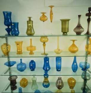 Verschiedene Glasvasen im Regal, Lauscha