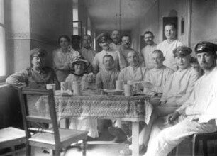 1. Weltkrieg. Gruppenaufnahme an einem Tisch
