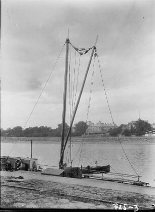 Dresden, Blick vom Altstädter Ufer mit Schiff an der Anlegestelle auf das Japanische Palais