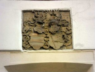 Kurie (Chorherrenhaus Jahr 1555) - Doppelwappen mit Jahreszahl 1555 und Namenszügen (Bauinschrift) über Türsturz im Detail