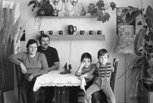 Familie B. (Erzieherin, Agrotechniker) im Wohnzimmer