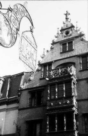 Colmar: Aushängeschild [Nasenschild] und Giebel des Kopfhauses