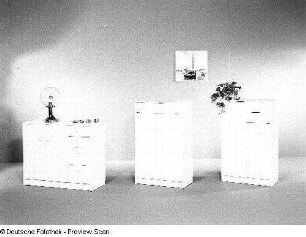 Anbauwand "Club 2000" (1984; VEB Möbelkombinat Ribnitz-Damgarten). Ein Anbauteil der Flachstrecke und zwei Anbauteile der halbhohen Anbaustrecke