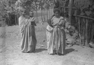 Frau der Amhara : Amhara-Frau vor ihrer Hütte