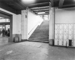 Hauptbahnhof (1893-1898; Ernst Giese, Paul Weidner). Empfangsgebäude, Bahnsteigtreppe zum Bahnsteig 17. Ansicht von unten : Dresden-Altstadt, Am Hauptbahnhof 4. Hauptbahnhof (1893-1898; Ernst Giese, Paul Weidner). Empfangsgebäude, Bahnsteigtreppe zum Bahnsteig 17. Ansicht von unten