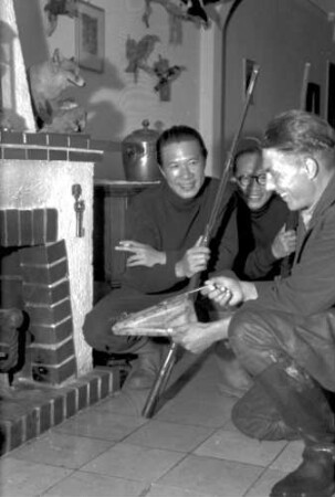 Pflingsteck: Kaiser, Herr Schmidt und Dr. med. Pham; am Kamin