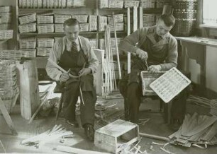 Erzgebirgische Spankorbflechter bei der Arbeit : Spankorbflechter bei der Arbeit, Erzgebirge, Ausstellung Dresden 1938