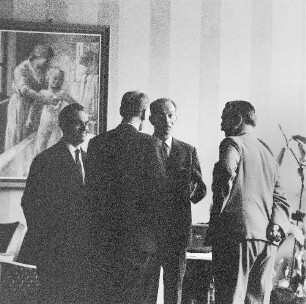 Dresden-Altstadt, Lingnerplatz 1 (Deutsches Hygiene-Museum). Serie "14. Orthopäden-Tagung der Deutschen Demokratischen Republik". Vier Mediziner im Foyer stehend im Gespräch