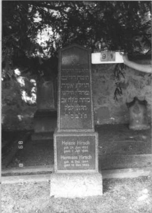 Grabstein 91 (Index: 100105803) Material: polierter Granit auf Granit Zustand: sehr gut Maße HxBxT: 177x52x26 cm Beschreibung: Obelisk, getreppter Sockel Besonderheit: Doppelgrab für Eheleute: Grabstein 91
