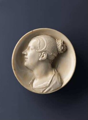 Frau mit Haube