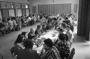 Waldfest des Evangelischen Gemeindedienstes für Umsiedler und Aussiedler aus dem Übergangswohnheim in der Wolfartsweierer Straße 5 in der Gustav-Jacob-Hütte