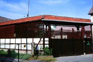 Hofabschluss mit überdachtem Tor und langer Remise
