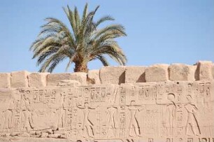 Luxor - Im Karnak Tempel : Außenmauer mit Inschriften im hinteren Teil des Amun-Tempels von Karnak bei Luxor, aufgenommen 2006