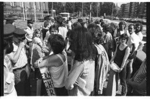 Kleinbildnegative: Demonstration, Rathaus Schöneberg, 1982