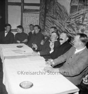 Hotel Oldesloer Hof: Saal: Landjugend bei Aufführung eines Theaterstücks: Bühne: Szenenbild
