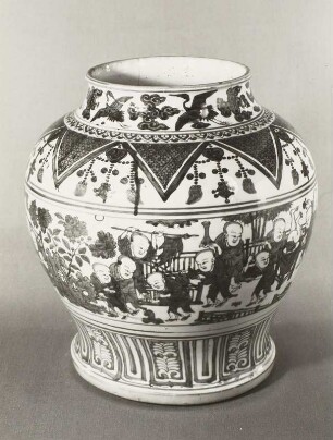 Urnenförmige Vase, bemalt mit spielenden Kindern