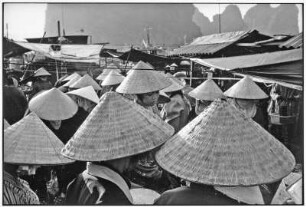 Ha Long. Vietnamesinnen mit Strohhüten auf einem Markt