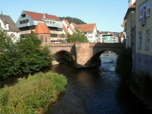 Stadtbild-Ansicht im Süden-Nikolausbrücke mit Brückenkapelle (um 1400) von Süden mit Flussbett der Nagold in Übersicht