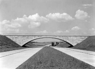 Überführung des Ortsverbindungsweges Eglosheim - Asperg (Hirschbergbrücke) in km 566,089 (neu 565,927)