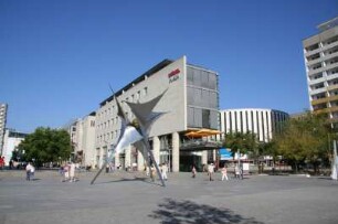 Stahlplastik Völkerfreundschaft : Stahlplastik Völkerfreundschaft. Stahl; Höhe 8 m (1986; W.-E. Kuntsche). Dresden-Altstadt, Prager Straße
