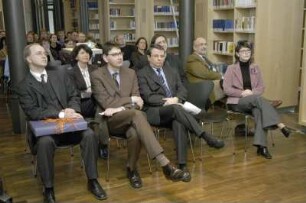 Übergabe von Büchern an Sächsisches Landesgymnasium Sankt Afra Meißen durch Dr. Thomas Bürger (SLUB) im Beisein von Staatssekretär Dr. Frank Schmidt (SMWK) und Schulleiter Dr. Werner Esser