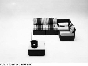 Sitzgruppe (variabel) : Variable Sitzgruppe (1972; Möbelkombinat Halle). Ansicht mit Beistelltischen