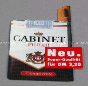 Werbeschild in Form einer geöffneten Zigarettenschachtel für "Cabinet"-Zigaretten