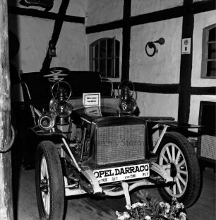 Automuseum: neben Herrenhaus Tremsbüttel: Innenansicht: Oldtimer "Opel Darracq", Baujahr 1900