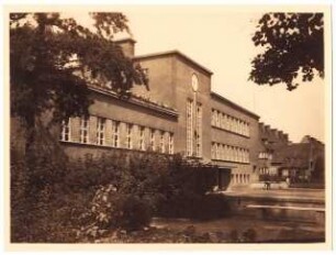 Waldschule, Hindenburg: Bepflanzter Hof und Schulgebäude