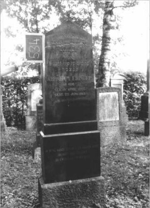Grabstein 534 (Index: 100111548) Material: Granit Zustand: zerbrochen und repariert, sonst gut Maße HxBxT: 185x55x25 cm Beschreibung: Stele, getreppter Sockel, giebelartiger Abschluß Steinmetz: Strausz Strassburg: Grabstein 534