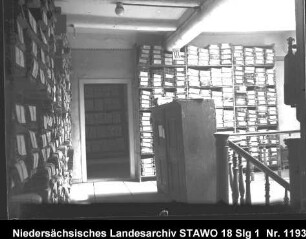 Braunschweigisches Landeshauptarchiv/Niedersächsisches Staatsarchiv in der Alten Kanzlei, Wolfenbüttel [um 1950] Enthält: Magazingeschoss mit Aktenpaketen in Regalen