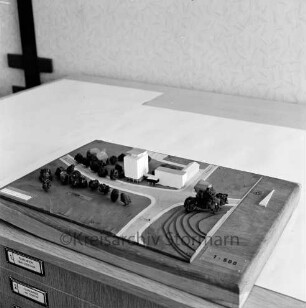 Kreuzung Kurparkallee, Bergstraße, Brunnenstraße, Mewesstraße: Architekturmodell Maßstab 1:500: mit Hochhaus [später Hochhaus "Liebe"]: Präsentation auf Kartenschrank