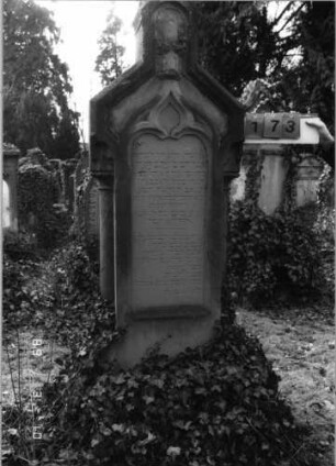 Grabstein 173 (Index: 100093680) Maße HxBxT: 206x67x28 cm Besonderheit: kulturhistorisch wertvoll / künstl.-formale Gründe (Inschrift): Grabstein 173