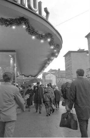 Erster verkaufsoffener Samstag vor Weihnachten.