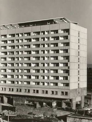 Dresden-Altstadt, Prager Straße. Appartementhaus (1965-1967; M. Arlt, K. Haller, K.-H. Schulze). Blick vom ehemaligen Hotel "Excelsior"