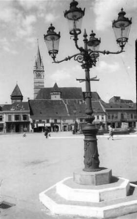 Medias (Mediasch): Marktplatz mit Lutherkirche, Vordergrund Kandelaber