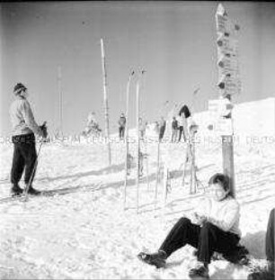 Skiurlauber aus der DDR in Spindelmühle (Riesengebirge, Tschechoslowakei)