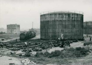 Verschieben eines 80 t-Tanks, Naßbaggerung, um 1947