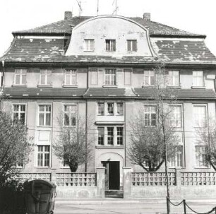 Markkleeberg, Wilhelm-Raabe-Straße 29. Wohnhaus (um 1919). Straßenfront mit Einfriedung